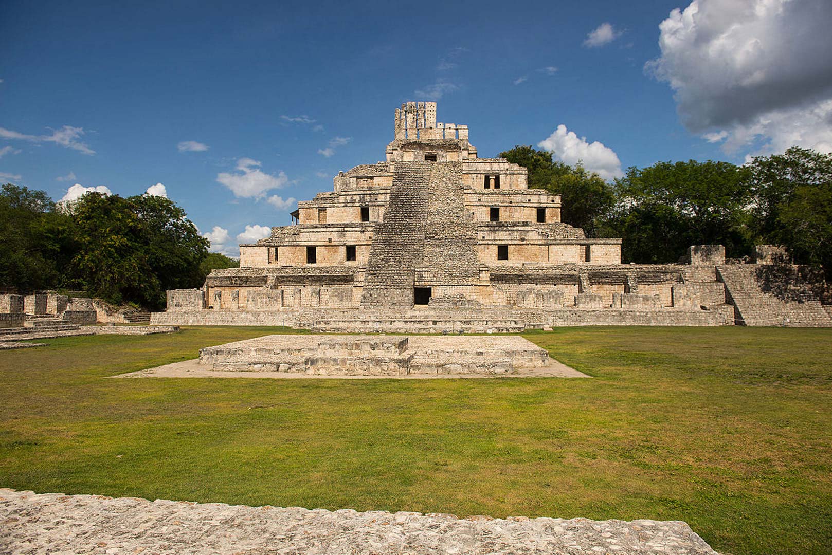 Visita el sitio arqueológico de Edzná en Campeche, Balnearios Mexico