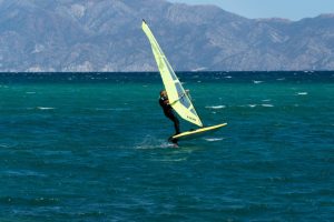 Windsurf en Baja California: cuándo ir y qué spots elegir